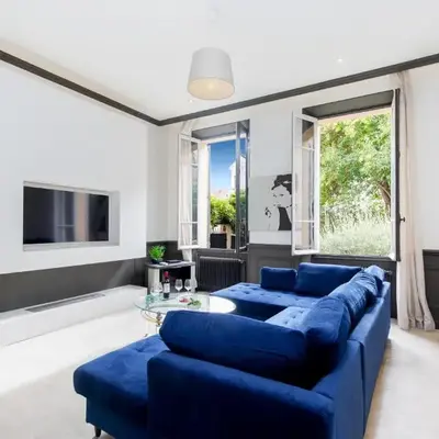 Stylish Town House with 3 bedrooms and private parking