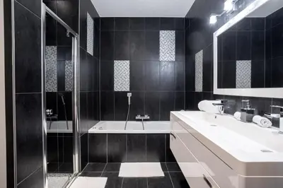 a black and white bathroom with a tub and a sink at L'EMPEREUR somptueux duplex au style raffiné, Petit Juas, proche du centre in Cannes