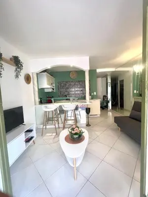 a living room with a couch and a table at Idéal Congrès - 1 min Mer - WIFI - hyper - centre in Cannes