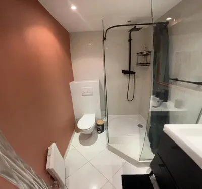 a bathroom with a glass shower and a toilet at Idéal Congrès - 1 min Mer - WIFI - hyper - centre in Cannes