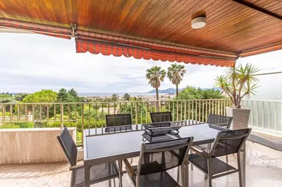 a patio with a table and chairs on a balcony at Superbe 3 pièces avec piscine et tennis in Cannes