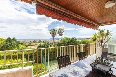 a patio with a table and chairs on a balcony at Superbe 3 pièces avec piscine et tennis in Cannes