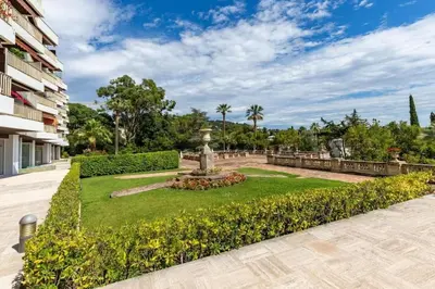 a park with a fountain in the middle of a yard at Superbe 3 pièces avec piscine et tennis in Cannes