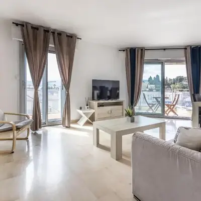 LB Vacation Rentals I High Floor Sea View 2Br Apt with Balcony & Garage