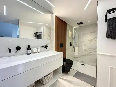 a bathroom with a sink and a shower at Cannes : Duplex à 5 minutes à pied du Palais des Festivals in Cannes