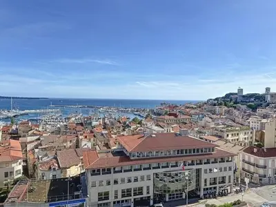 an aerial view of a city with the ocean at AGENCIA dernier étage vue mer panoramique in Cannes