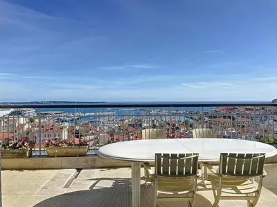a table and chairs on a balcony with a view at AGENCIA dernier étage vue mer panoramique in Cannes