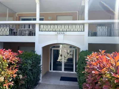 a front entrance to a building with a balcony at Cannes - 2 pièces résidence avec parc et piscine in Cannes