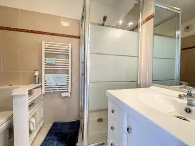 a bathroom with a sink and a shower at Cannes - 2 pièces résidence avec parc et piscine in Cannes