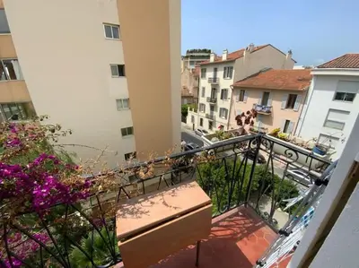 a balcony with a bench and a view of a street at C043-Agréable 3 Pièces proche Croisette et plages in Cannes