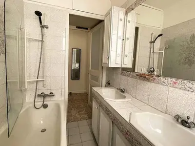 a bathroom with two sinks and a tub and a shower at C043-Agréable 3 Pièces proche Croisette et plages in Cannes