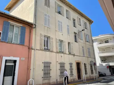 a man is standing in front of a building at C043-Agréable 3 Pièces proche Croisette et plages in Cannes