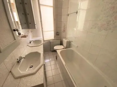 a bathroom with a sink and a tub and a toilet at C043-Agréable 3 Pièces proche Croisette et plages in Cannes