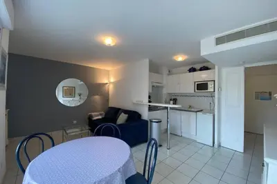 a kitchen and a living room with a table and a dining room at C057-Appart fonctionnel - 4 Pers - Cannes Suquet-Clemenceau in Cannes