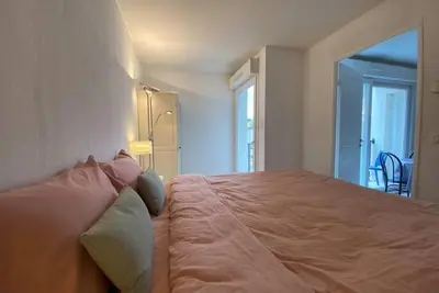 a bedroom with a large bed in a room at C057-Appart fonctionnel - 4 Pers - Cannes Suquet-Clemenceau in Cannes