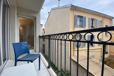 a blue chair and a table on a balcony at C057-Appart fonctionnel - 4 Pers - Cannes Suquet-Clemenceau in Cannes