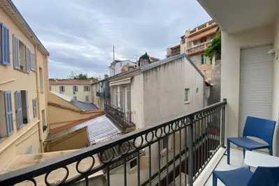a balcony with a blue chair on a balcony at C057-Appart fonctionnel - 4 Pers - Cannes Suquet-Clemenceau in Cannes
