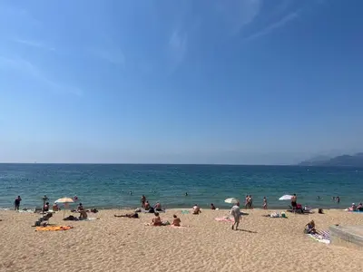 a group of people on a beach with the ocean at PISCINE Plages à 100 m, palais des festivals à 15mn à pied dans la banane in Cannes