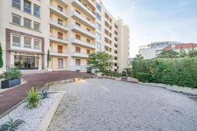 an empty driveway in front of a building at Appartement cosy à Cannes - 40 m² avec balcon et vue mer in Cannes