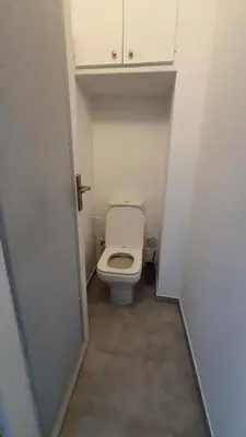 a bathroom with a toilet in a small room at Centre Cannes gd 2p terrasse parking 10mn palais plage in Cannes