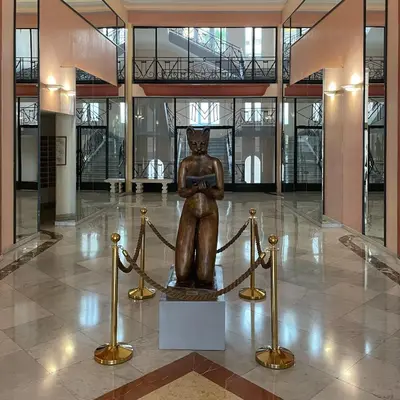 a statue in the middle of a building at CROISETTE VUE MER LATERALE in Cannes