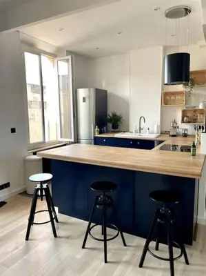 a kitchen with two bar stools and a counter top at Superbe 2 pièces lumineux - Cannes Gare in Cannes