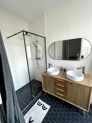a bathroom with two sinks and a large mirror at Superbe 2 pièces lumineux - Cannes Gare in Cannes