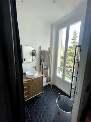 a bathroom with a sink and a mirror at Superbe 2 pièces lumineux - Cannes Gare in Cannes