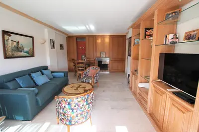 a living room with a couch and a table at Appartement 80 m2 au centre-ville de Cannes in Cannes