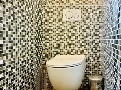 a bathroom with a toilet in a tiled wall at Superbe Villa - Cannes Centre -Proche Palais des Festivals et Plages in Cannes