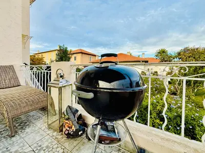 a grill sitting on top of a balcony at Superbe Villa - Cannes Centre -Proche Palais des Festivals et Plages in Cannes