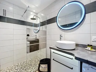a bathroom with a sink and a mirror at Le Brasilia - 4 pers - 10 min Palais - Climatisé - Centre in Cannes