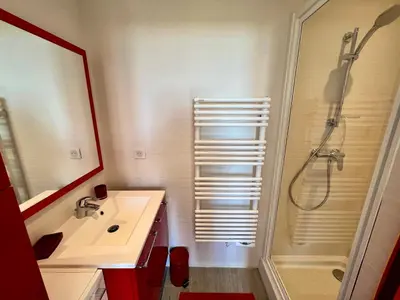 a bathroom with a shower and a sink and a shower at Cannes, mer à 500 m, maison rare in Cannes