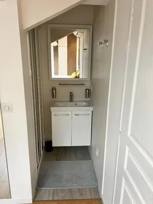 a bathroom with a sink and a mirror at Cannes, mer à 500 m, maison rare in Cannes
