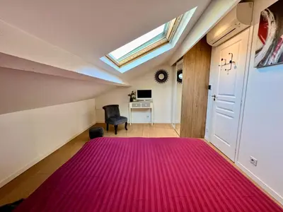 a attic room with a large red rug at Cannes, mer à 500 m, maison rare in Cannes