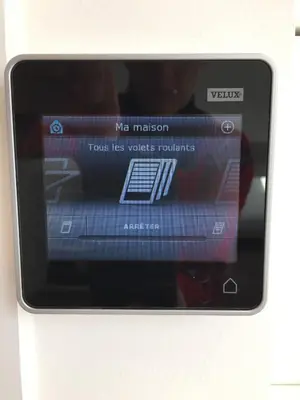 a cell phone with a dvd player on the screen at Cannes, mer à 500 m, maison rare in Cannes
