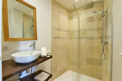 a bathroom with a sink and a shower at L'ALIZEE avec jolie terrasse vue sur la ville, charmant studio dans le centre de Cannes in Cannes