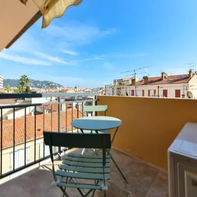 L'ALIZEE avec jolie terrasse vue sur la ville