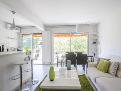 a white living room with a couch and a table at Écrin de douceur à 300m de la Croisette Calme in Cannes
