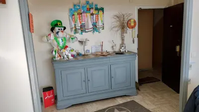 a room with a blue cabinet with toys on the wall at Appartement vue mer panoramique, plage 150M, terrasse, parking privé, clim in Cannes