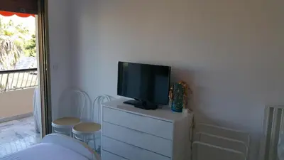 a tv sitting on top of a dresser at Moderne Appartement Cannes Californie in Cannes