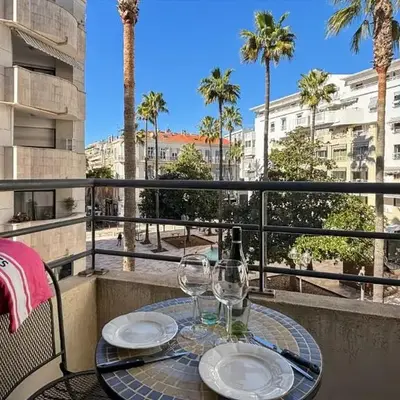 Modern 2 Bd Next To Rue Dantibes