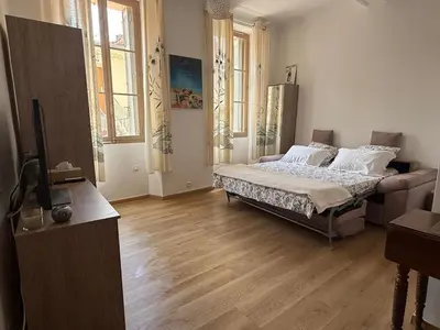 a bedroom with a bed in the middle of a room at Suquet 5 mins à pied du palais in Cannes