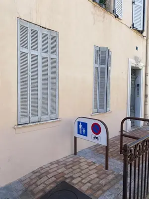 a street sign in front of a building at Suquet 5 mins à pied du palais in Cannes