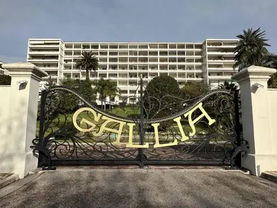 a gate in front of a large building at Cannes Studio situé dans la résidence Gallia Historique in Cannes