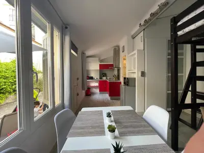 a room with a table and chairs and a kitchen at Maisonnette Studio bas Suquet, proche plage et palais in Cannes