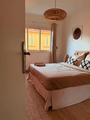 a plant in a basket next to a toaster and two cups at Cannes CROISETTE - plages - palais - bord de mer - Appartement moderne et lumineux avec balcon in Cannes