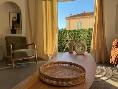 a bathroom with a toilet and a shower and a sink at Cannes CROISETTE - plages - palais - bord de mer - Appartement moderne et lumineux avec balcon in Cannes