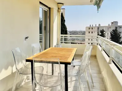 a table and chairs on a balcony with a view at Le Panoramique - 4 pièces centre Cannes in Cannes