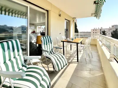 a balcony with chairs and a table on a balcony at Le Panoramique - 4 pièces centre Cannes in Cannes
